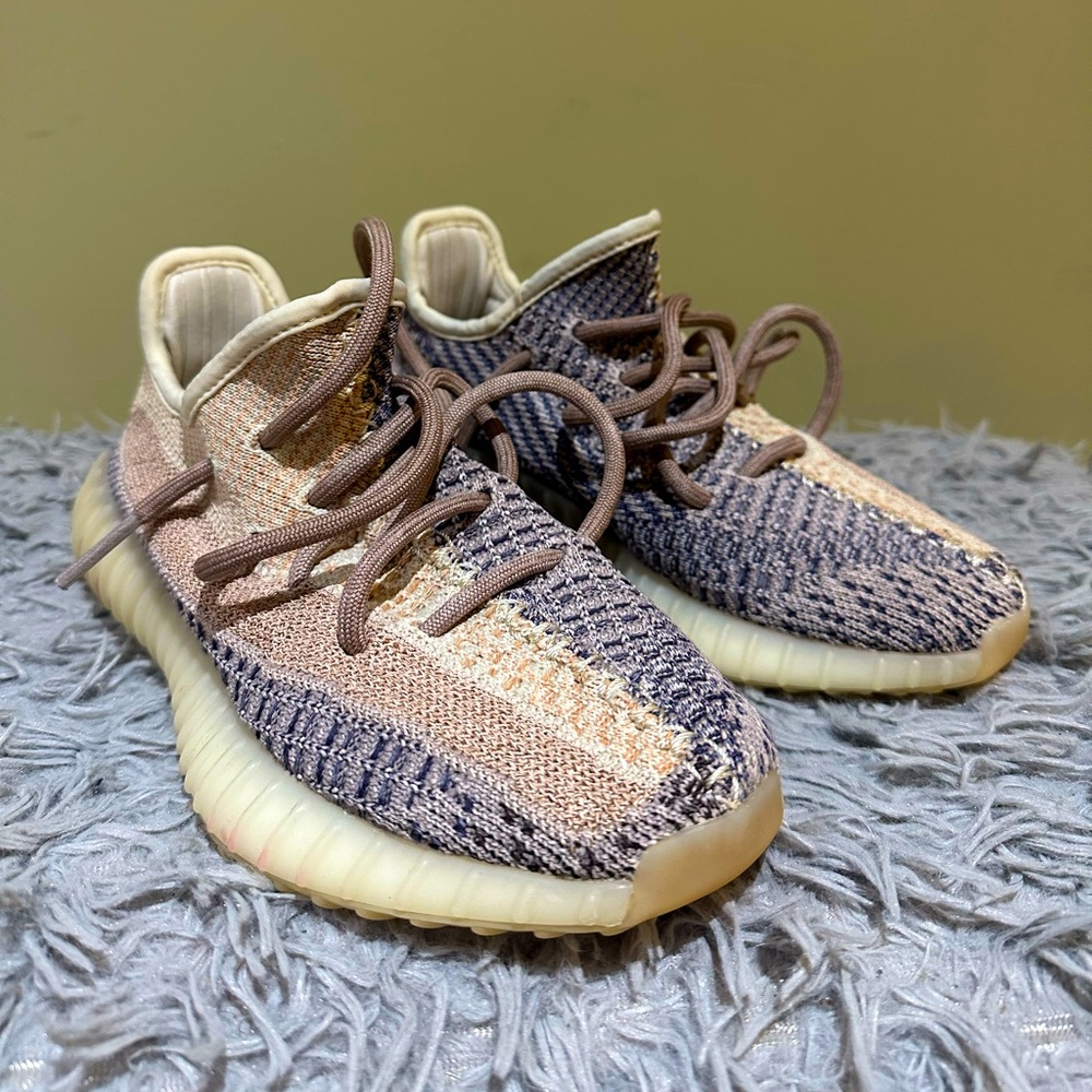 Adidas Yeezy Boost 350 V2
Ash Pearl
